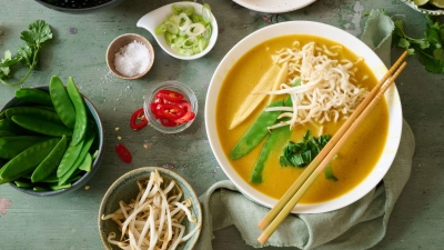 Leuchtendes Gelb und knackiges Grün tritt auf Kokosmilch und Babymais: Diese thailändische Gemüsesuppe bringt einen Hauch Fernost in die Suppenschüssel. (Foto: Julia Uehren/loeffelgenuss.de/dpa-tmn)