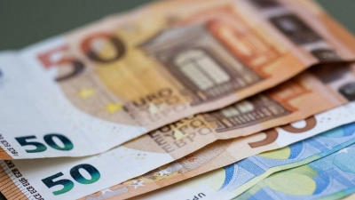 Zahlreiche Euro-Banknoten liegen auf einem Tisch. (Foto: Hannes P Albert/dpa)