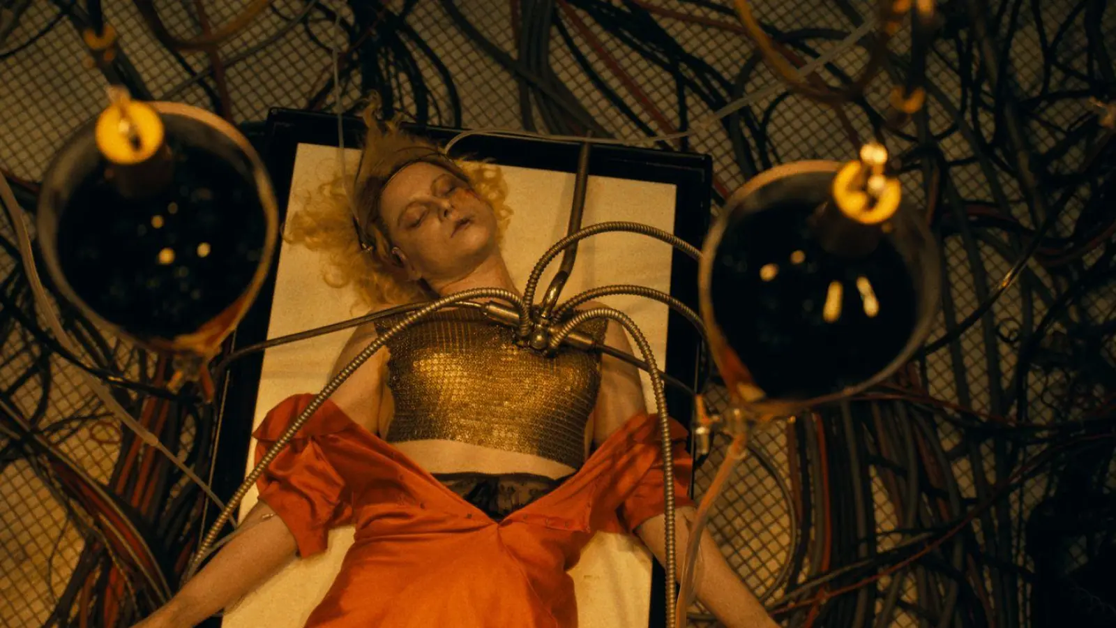 Frankensteins Braut bekommt kurzerhand den Namen Penélope, obwohl sie in ihrem früheren Leben anders hieß. (Handout-Foto) (Foto: -/Courtesy of Warner Bros. Pictures/dpa)