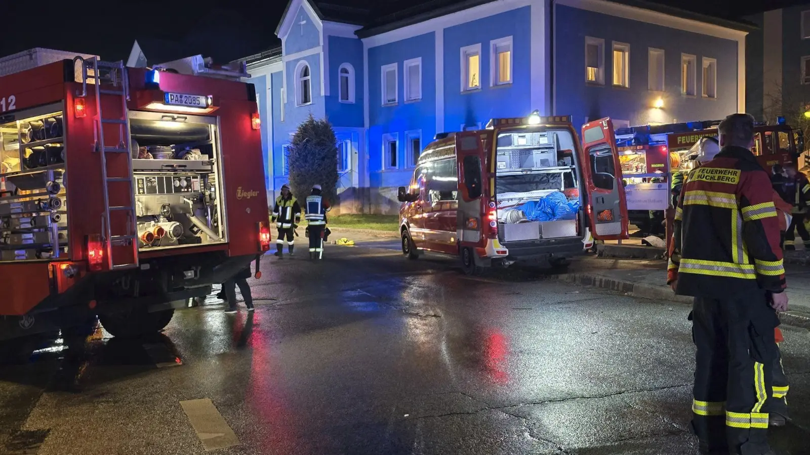 Ein Bewohner, eine Pflegekraft und ein Feuerwehrmann erlitten laut Polizei Rauchvergiftungen.  (Foto: --/zema-medien/dpa)