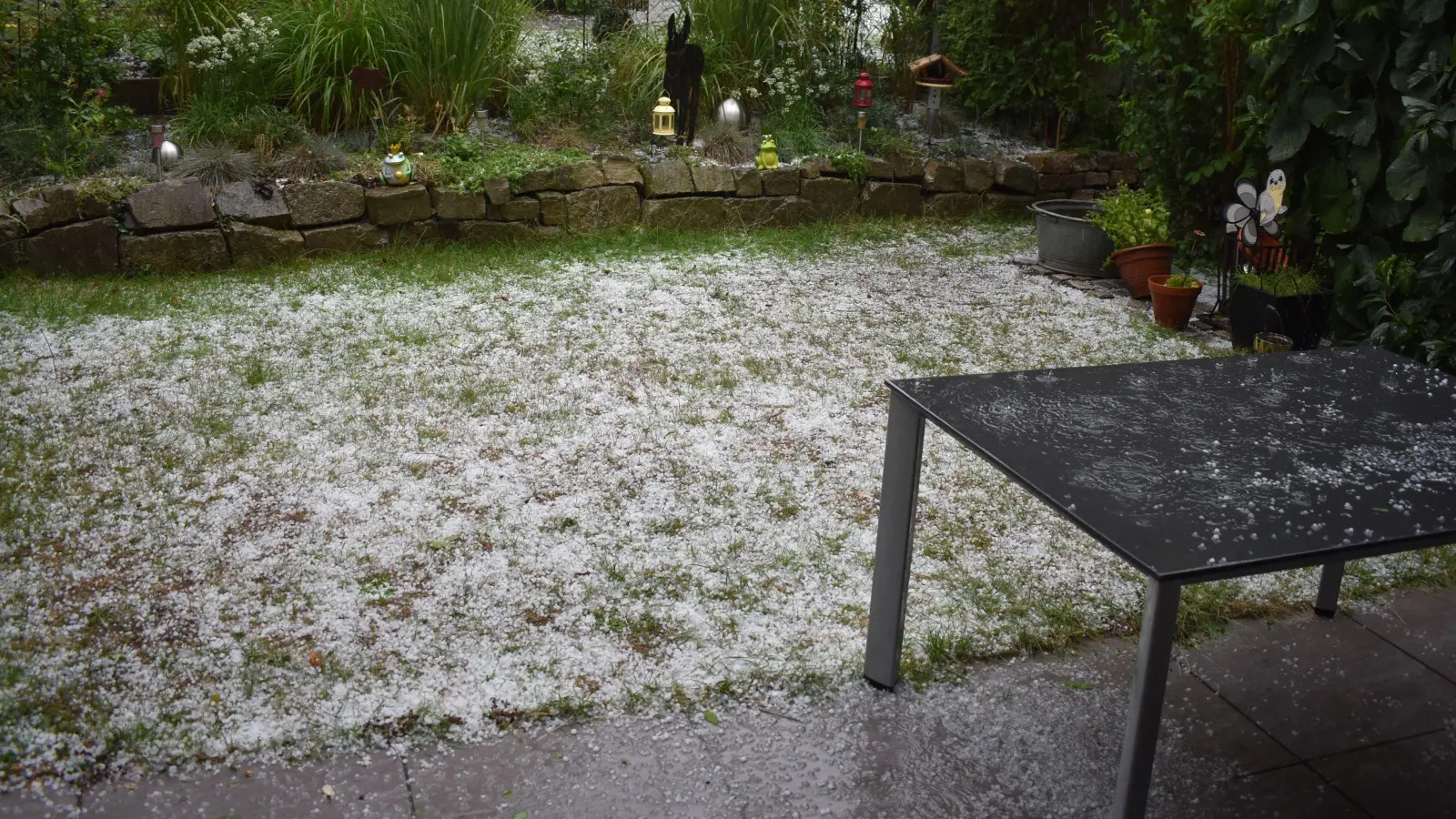 Ein kurzer, aber heftiger Hagelschauer ging am Samstag über Neustadt nieder. (Foto: Ute Niephaus)