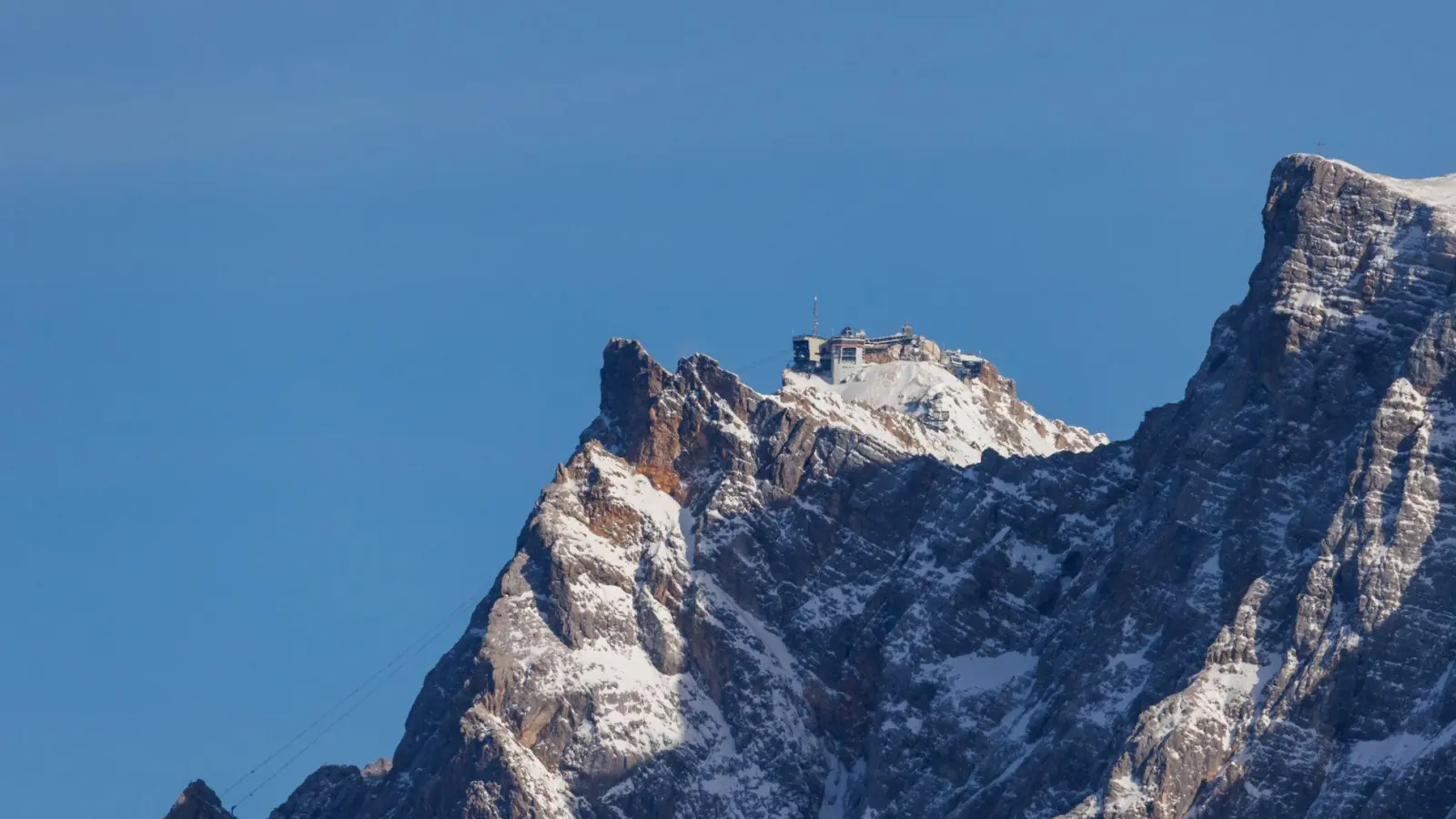 Blick aus Österreich auf die Zugspitze. Zwei deutsche Bergsteiger mussten hier von Helfern gerettet werden. (Symbolbild) (Foto: Daniel Karmann/dpa)