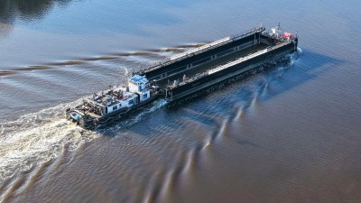 Der für den Transport des Buckelwals vor Poel gedachte Lastkahn passiert den Nord-Ostsee-Kanal. (Foto: Bodo Marks/dpa)