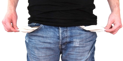 Gerade junge Menschen, die eine Ausbildung beginnen, ein Studium aufnehmen oder die erste Festanstellung antreten, müssen erstmal mit überschaubaren finanziellen Mitteln auskommen. Das erleichtert die Wohnungssuche nicht wirklich.  (Foto: Pixabay)