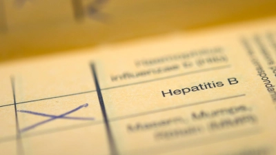 Der Schriftzug „Hepatitis B”  in einem Impfpass. Hepatitis B kann Leberkrebs verursachen. (Foto: picture alliance / dpa)