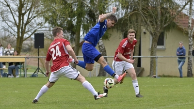 Auf dem Sprung: Thomas Grams von der SG Wind (blaues Trikot) mit Dennis Steinbauer (Schalkhausen, links). (Foto: Martin Rügner)