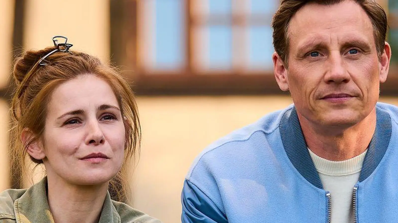 Charlie (Josefine Preuß) und Moritz (Patrick Kalupa) stehen nebeneinander. Wie geht es mit den beiden weiter? (Foto: Gordon Muehle/ZDF/dpa)