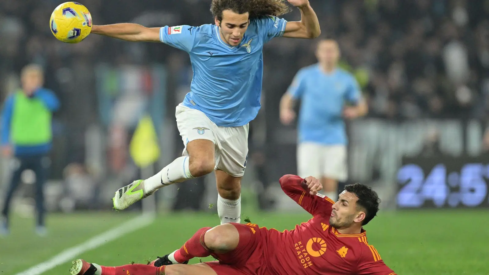 Matteo Guendouzi (l) von Lazio Rom gegen Leandro Paredes vom AS Roma. (Foto: Alfredo Falcone/LaPresse via ZUMA Press/dpa)