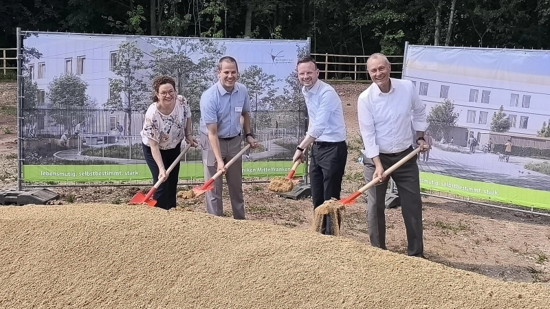 Vorständin Stinne Fronius, Einrichtungsleiter Alexander Naser, Bezirkstagspräsident Peter Daniel Forster und Vorstand Dr. Matthias Keilen (von links) griffen zum Spaten.  (Foto: Thomas Schaller)