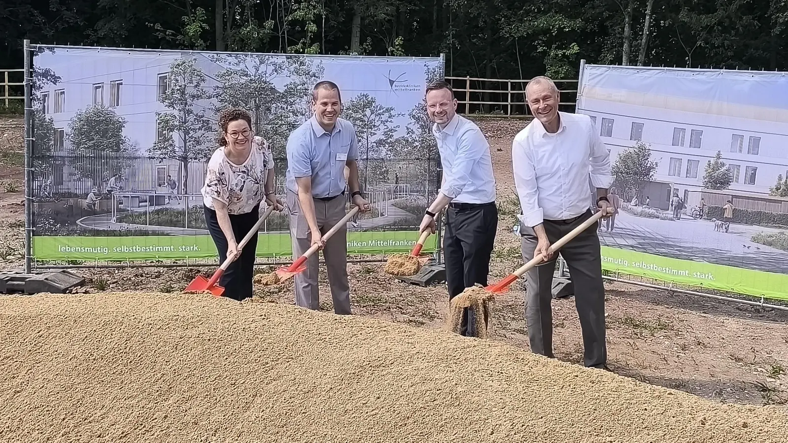 Vorständin Stinne Fronius, Einrichtungsleiter Alexander Naser, Bezirkstagspräsident Peter Daniel Forster und Vorstand Dr. Matthias Keilen (von links) griffen zum Spaten.  (Foto: Thomas Schaller)