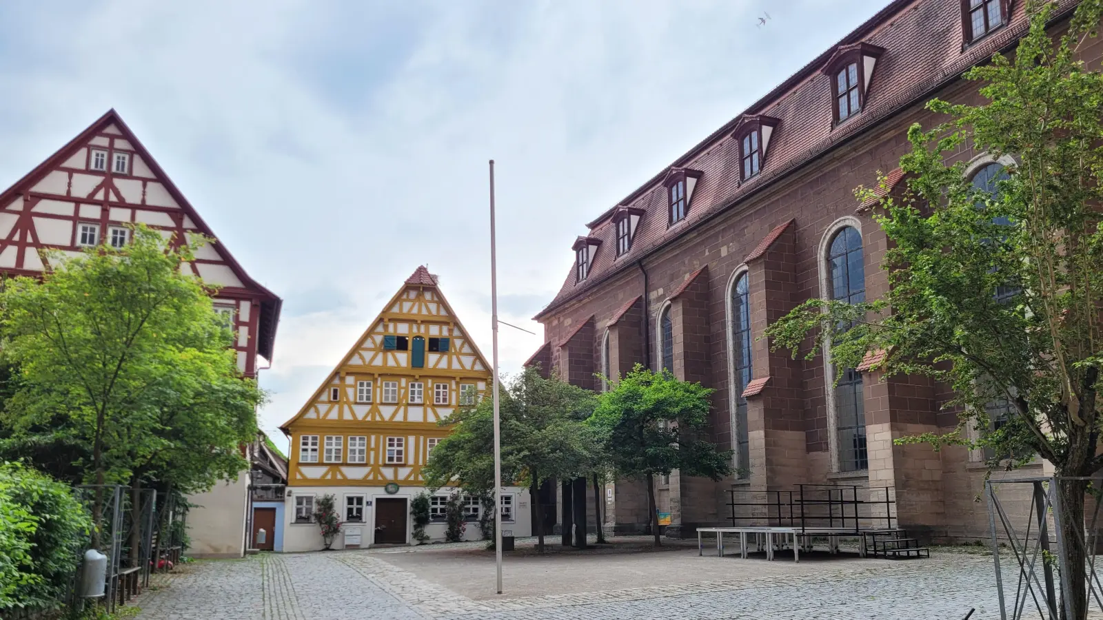 Die Konzerte der Stadtkultur-Reihe finden bei jedem Wetter statt: Bei gutem Wetter auf dem Dr.-Martin-Luther-Platz, bei schlechtem wird in die Kirche St. Kilian ausgewichen. (Foto: Nina Daebel)