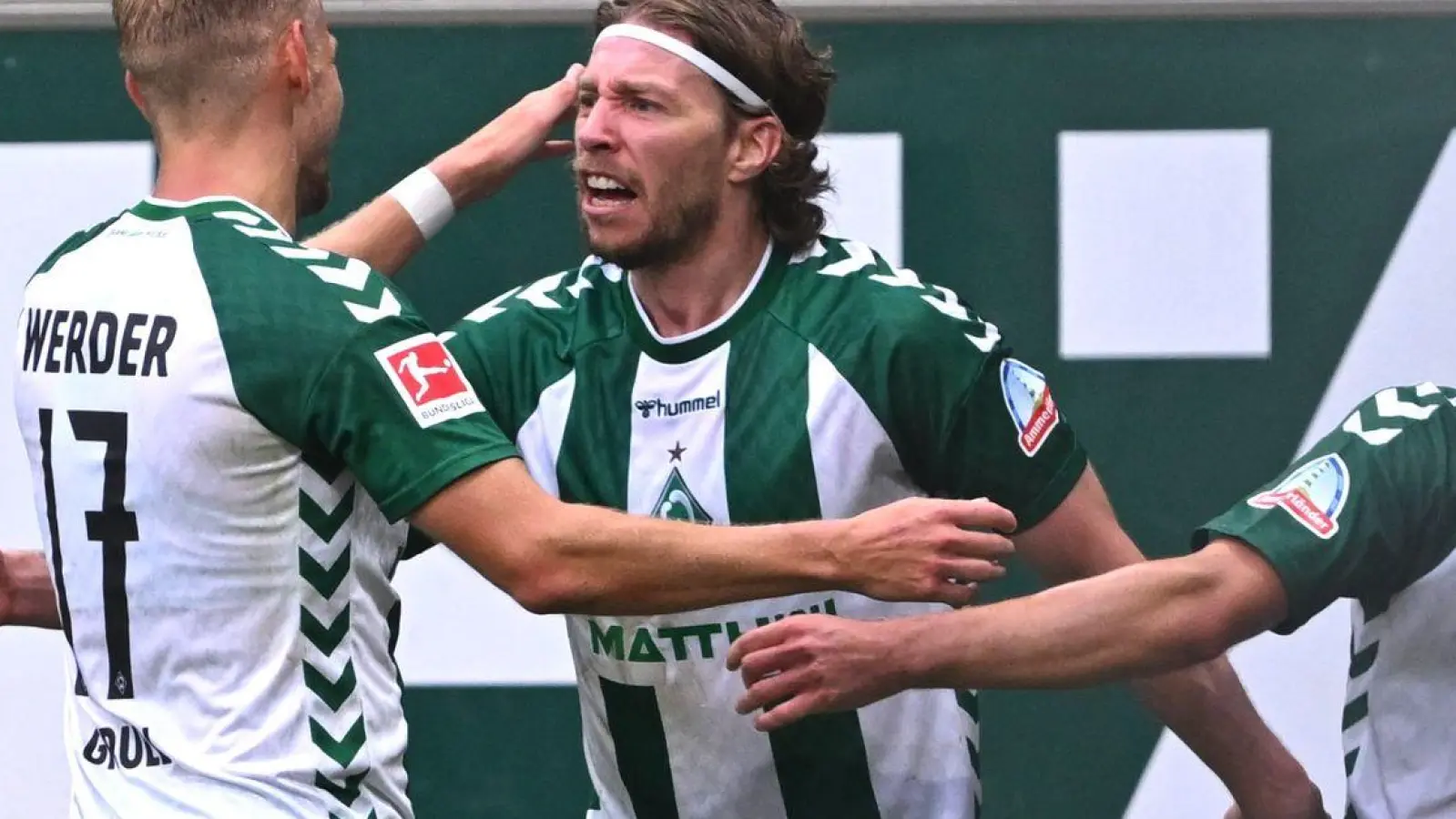 Mitchell Weiser von Werder Bremen (M) jubelt nach seinem Tor zum 3:2 gegen den FC Augsburg. (Foto: David Inderlied/dpa)