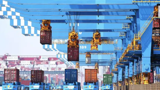 Kräne hieven Container auf Transporter im Hafen von Qingdao in der ostchinesischen Provinz Shandong. (Foto: Uncredited/CHINATOPIX/dpa)