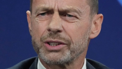 UEFA-Präsident Aleksander Ceferin sieht Liga-Spiele im Ausland kritisch. (Archivbild) (Foto: Darko Vojinovic/AP/dpa)