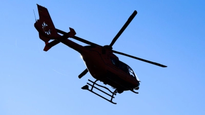 Ein Hubschrauber brachte einen der Verletzten ins Krankenhaus. (Symbolbild) (Foto: Julian Stratenschulte/dpa)