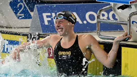 Schwimmerin Angelina Köhler jubelt über ihren neuen deutschen Rekord. (Foto: Asanka Brendon Ratnayake/AP/dpa)
