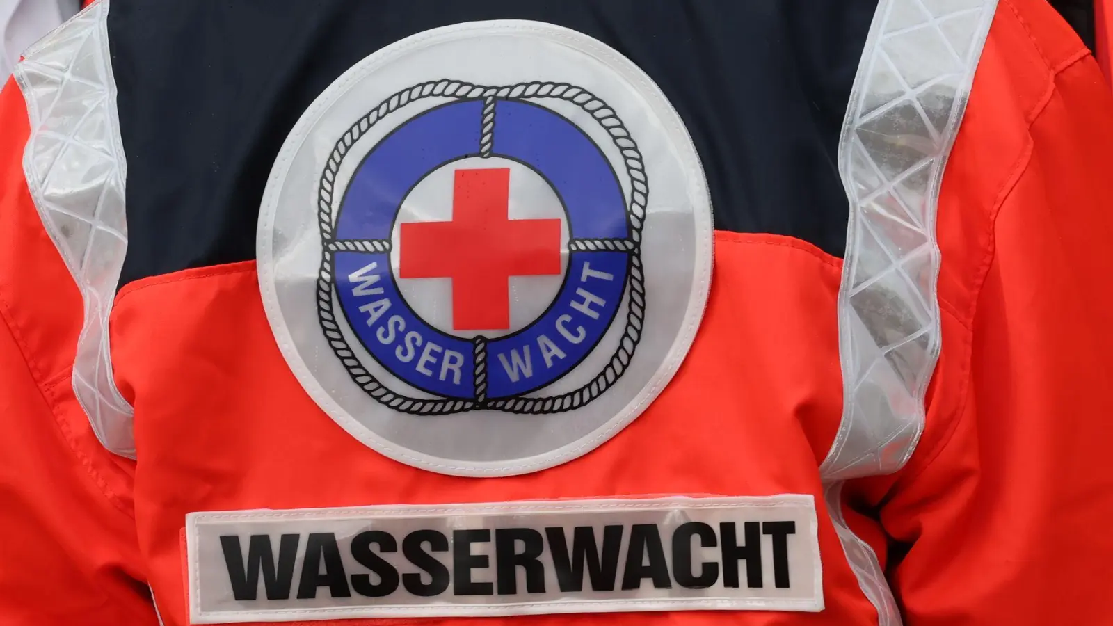 Die Wasserwacht ist im Einsatz, um den Mann zu retten. (Symbolbild) (Foto: Bodo Schackow/dpa)