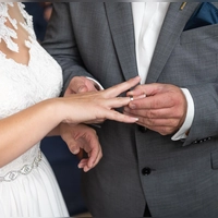 Die Aktion „einfach heiraten” ermöglicht bereits standesamtlich verheirateten Paaren, sich in der Hauptkirche in Wilhermsdorf ganz unkompliziert evangelisch-kirchlich trauen zu lassen. Auch Segnungen sind möglich. Gefeiert werden kann ferner ein Ehejubiläum. (Symbolbild: Mirko Fryska)