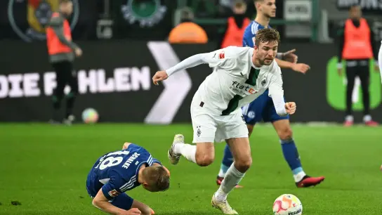 Schalkes Jere Uronen und Mönchengladbachs Christoph Kramer kämpfen um den Ball. (Foto: Federico Gambarini/dpa)