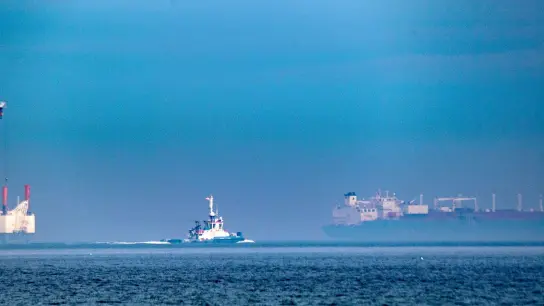 Die Offshore-Arbeitsplattform „JB119” und der LNG Tanker in der Ostsee vor dem Ostseebad Sellin. (Foto: Stefan Sauer/dpa)