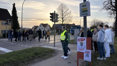 Viele Menschen, die in Neustädtlein leben, drückten ihren Unmut darüber aus, dass es zwar im benachbarten Knittelsbach und auf der Dinkelsbühler B25-Ortsdurchfahrt Tempolimits für Lkw gibt, in ihrem Dorf aber nicht. (Foto: Martina Haas)