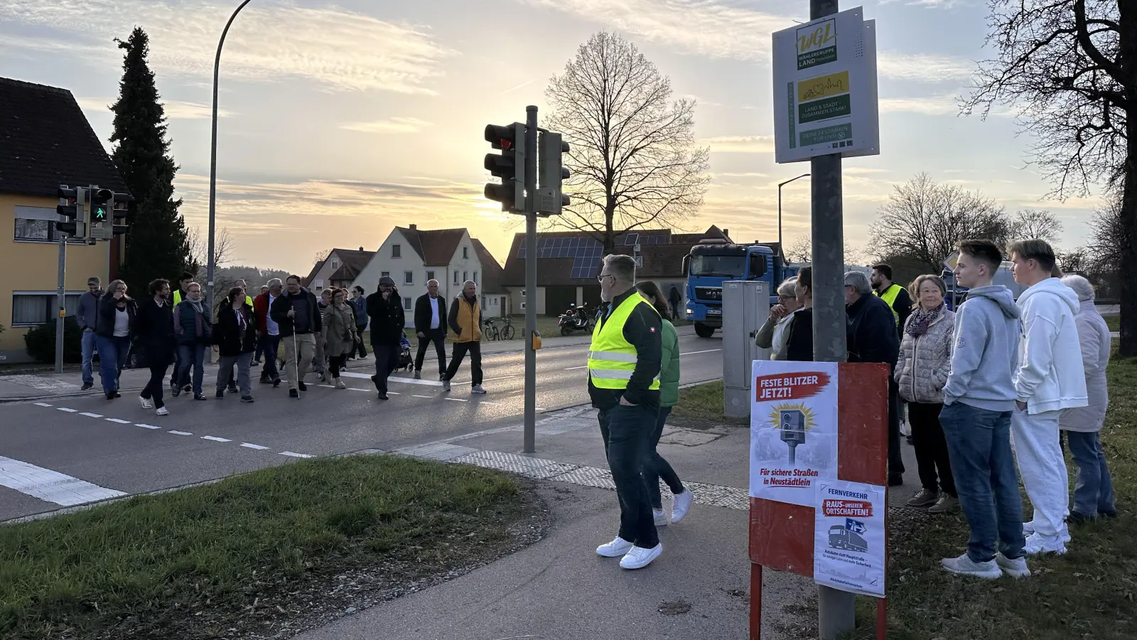 Viele Menschen, die in Neustädtlein leben, drückten ihren Unmut darüber aus, dass es zwar im benachbarten Knittelsbach und auf der Dinkelsbühler B25-Ortsdurchfahrt Tempolimits für Lkw gibt, in ihrem Dorf aber nicht. (Foto: Martina Haas)