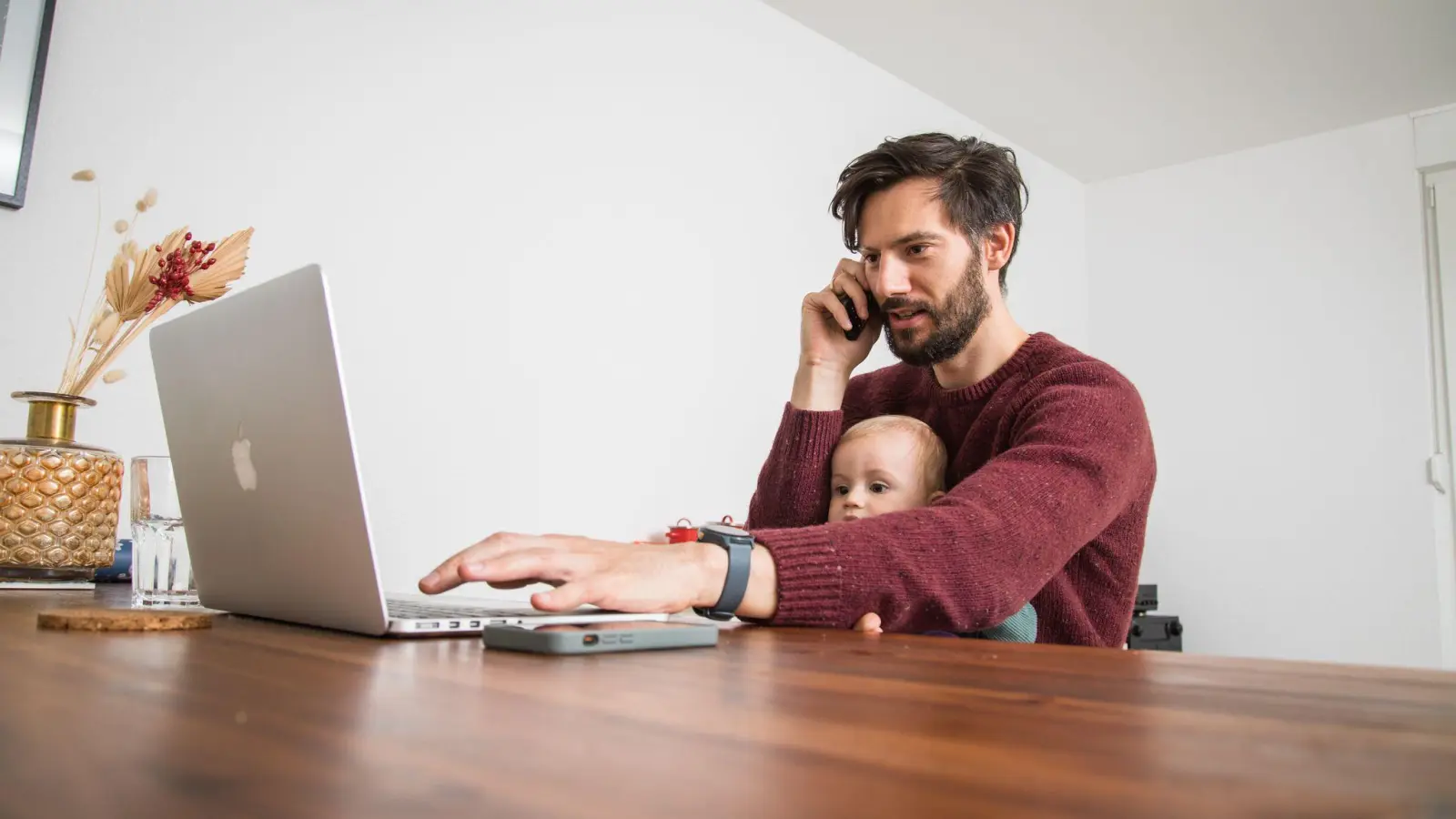 Genau prüfen: Wer durch Verlustverrechnungen Steuern sparen will, bekommt womöglich weniger Elterngeld. (Foto: Christin Klose/dpa Themendienst/dpa-tmn)
