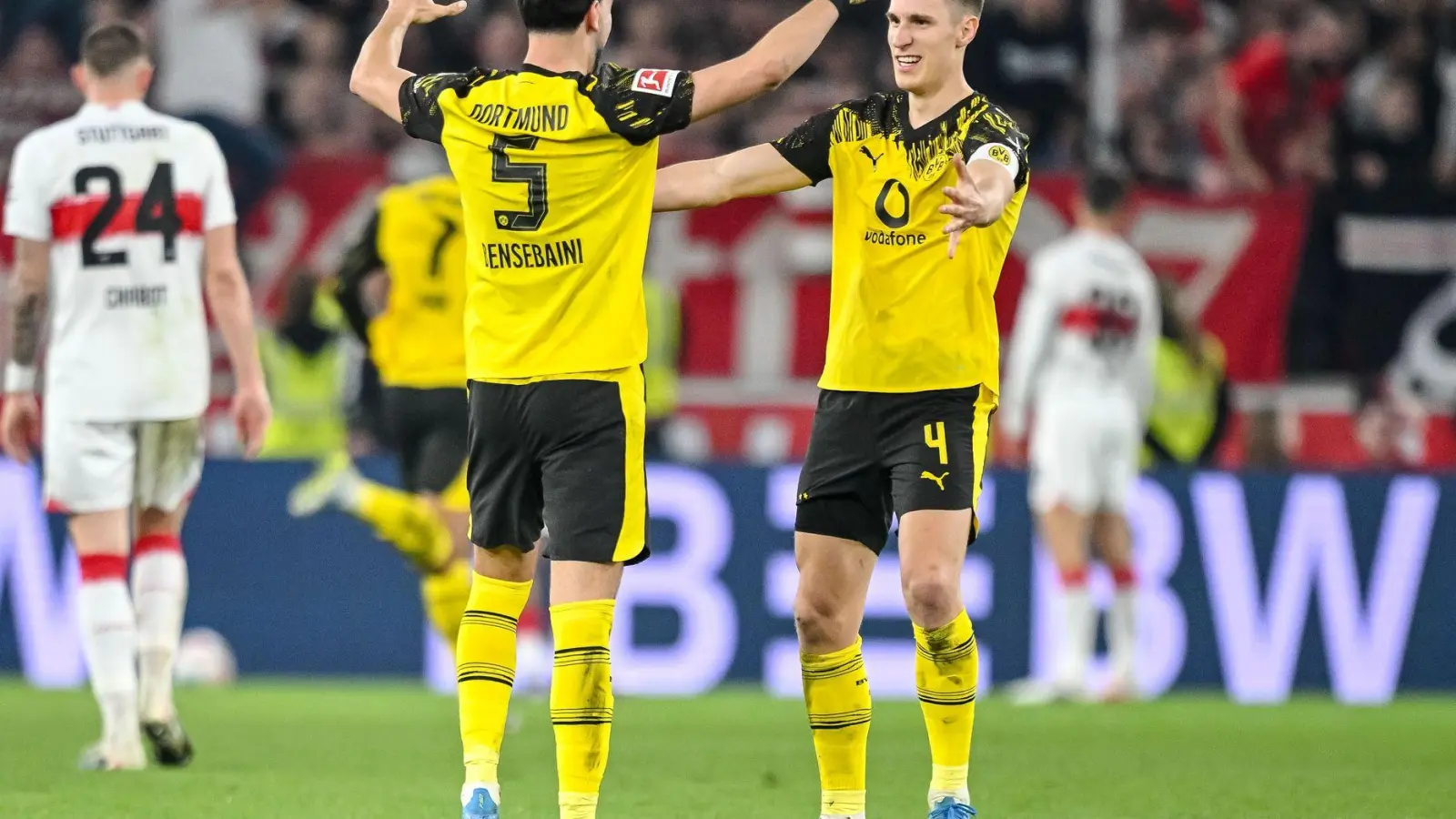 Nico Schlotterbeck (r) jubelt über den Sieg in Stuttgart. (Foto: Harry Langer/dpa)