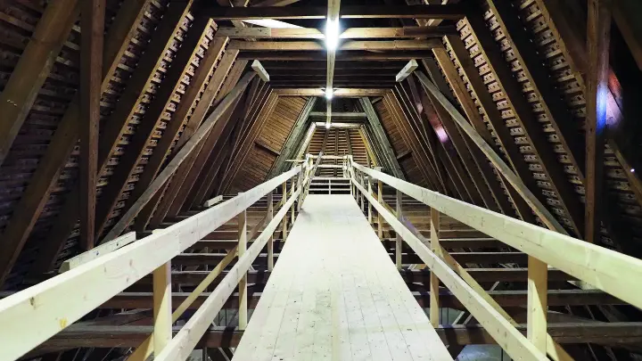 Der Dachraum der Seekapelle wurde mit Hilfe eines hölzernen Laufstegs erschlossen. Er dient dazu, das Bauwerk zu kontrollieren.  (Foto: Bezirk Mittelfranken/Julia Krieger)