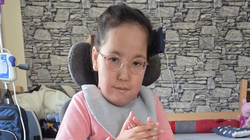 Demnächst kann Emily unkomplizierter Ausflüge mit ihren Eltern unternehmen. Dank den Spenden der FLZ-Leser kann sich die Familie ein rollstuhlgerechtes Auto leisten. (Foto: Bernd Danninger)