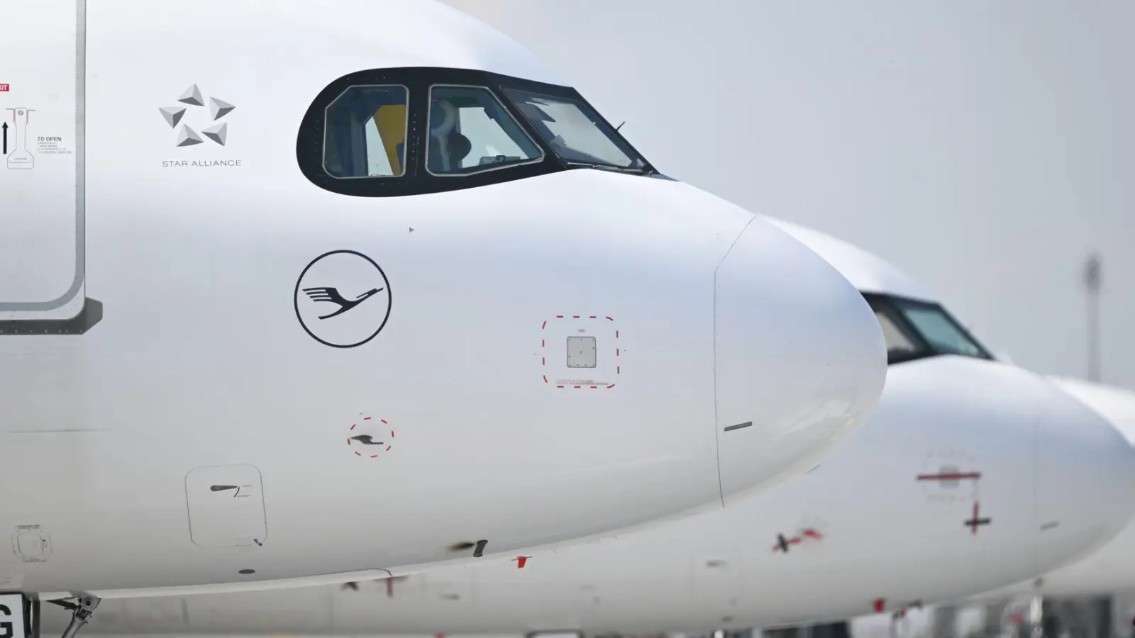 Flugzeuge mussten am Samstagmorgen in München wegen einer Drohnenwarnung kurzzeitig am Noden bleiben. (Symbolbild) (Foto: Sven Hoppe/dpa)