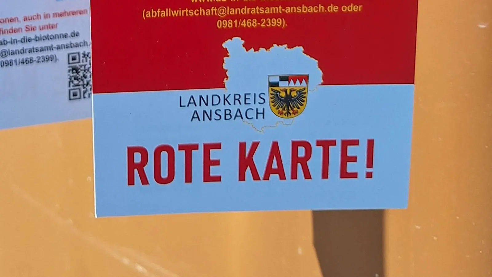 Eine rote Karte an der Biotonne signalisiert, dass zu viele Störstoffe im Müll Sind. Der Behälter wurde nicht geleert. Jetzt heißt es nachsortieren (Foto: Markus Gabler)