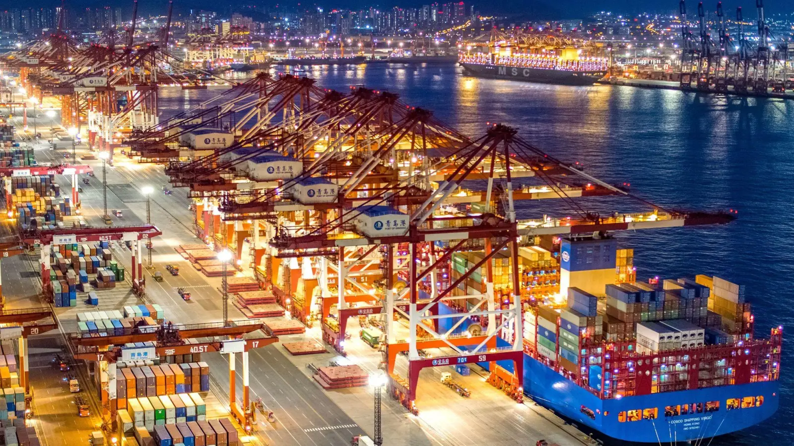 Containerschiffe liegen im nächtlich beleuchteten Containerterminal des Hafens von Qingdao. (Foto: Yu Fangping/SIPA Asia via ZUMA Wire/dpa)