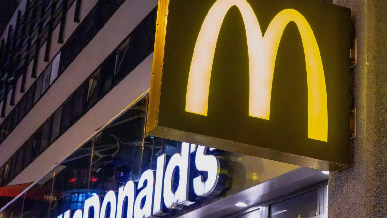 McDonald's nimmt den McRib aus dem Standardsortiment. Vielerorts ist er bereits nicht mehr verfügbar. (Foto: Soeren Stache/dpa)
