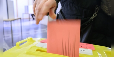 Am 8. März findet in Bayern die Kommunalwahl statt. Die Briefwahlunterlagen werden schon im Februar verschickt. (Symbolbild: Julian Stratenschulte/dpa)