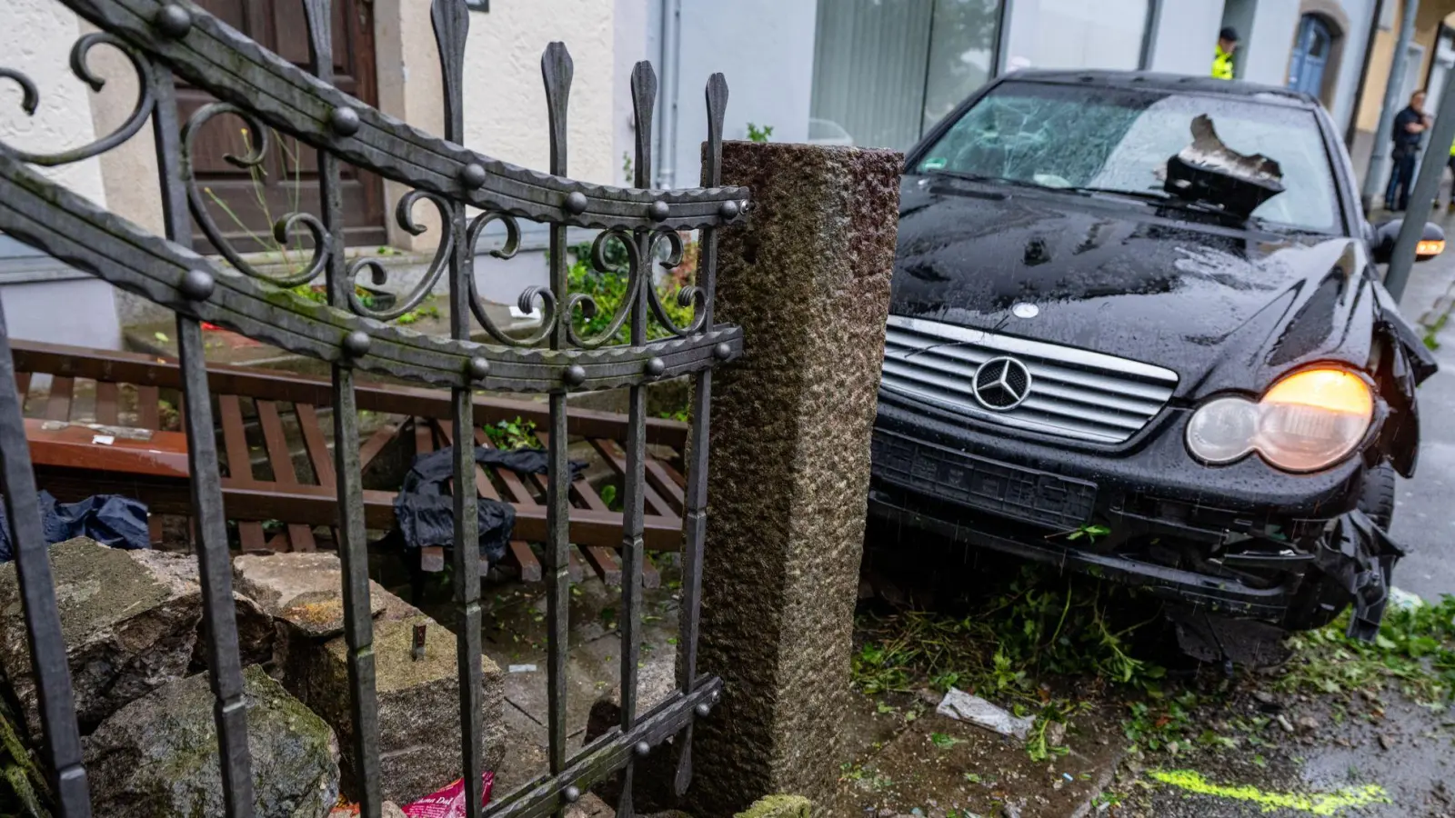 Der Mann steuerte den Wagen wohl bewusst in die Menschengruppe. (Foto: Armin Weigel/dpa)