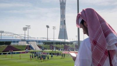 Die Bayern bereiten sich seit Jahren in Katar auf die Rückrunde vor. (Foto: Peter Kneffel/dpa)