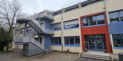 Über die Nottreppe ins Not-Rathaus: Ins zweite Obergeschoss der Mittelschule wird ein Großteil der Leutershäuser Stadtverwaltung nächstes Jahr umziehen. Publikumsverkehr soll die Schüler nicht stören. (F.: Wolfgang Grebenhof)
