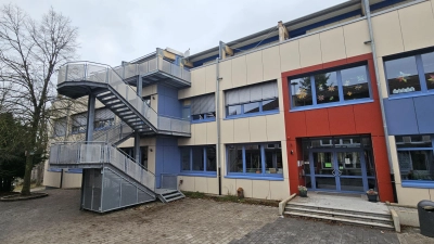 Über die Nottreppe ins Not-Rathaus: Ins zweite Obergeschoss der Mittelschule wird ein Großteil der Leutershäuser Stadtverwaltung nächstes Jahr umziehen. Publikumsverkehr soll die Schüler nicht stören. (F.: Wolfgang Grebenhof)