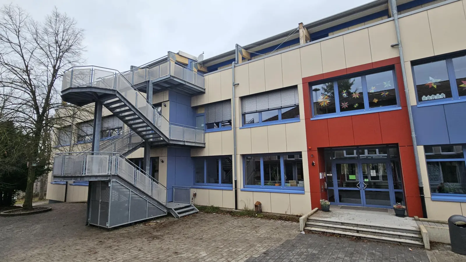 Über die Nottreppe ins Not-Rathaus: Ins zweite Obergeschoss der Mittelschule wird ein Großteil der Leutershäuser Stadtverwaltung nächstes Jahr umziehen. Publikumsverkehr soll die Schüler nicht stören. (F.: Wolfgang Grebenhof)