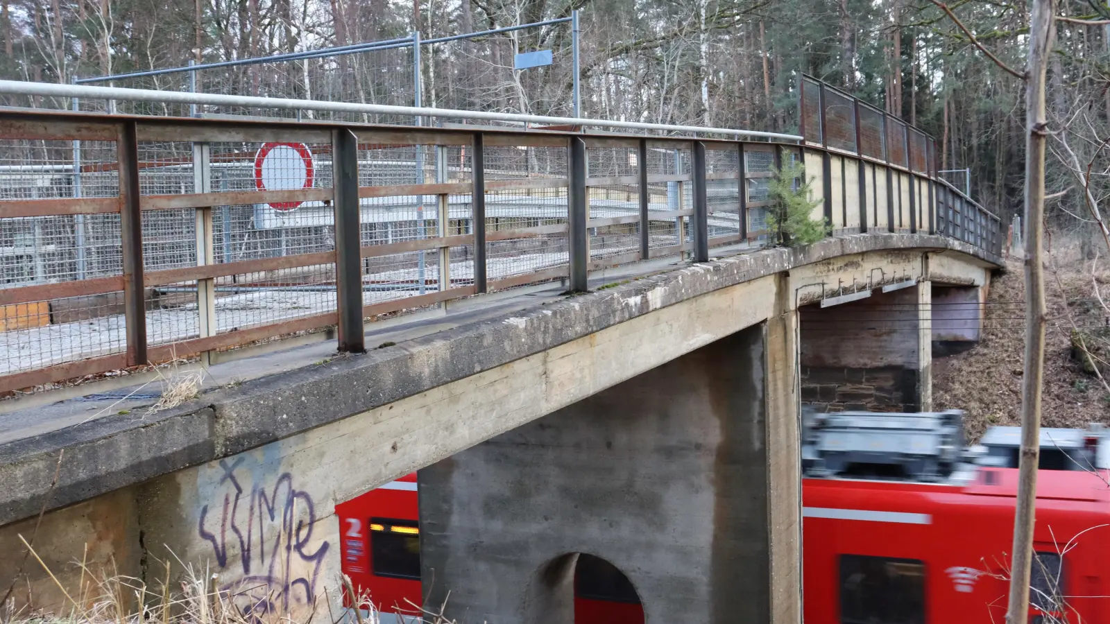 Seit November 2021 ist die Brücke zwischen Wicklesgreuth und Petersaurach komplett gesperrt. Vor dem noch in diesem Jahr geplanten Abriss bedarf es jedoch einiger Abstimmungen mit der Bahn. (Foto: Antonia Müller)