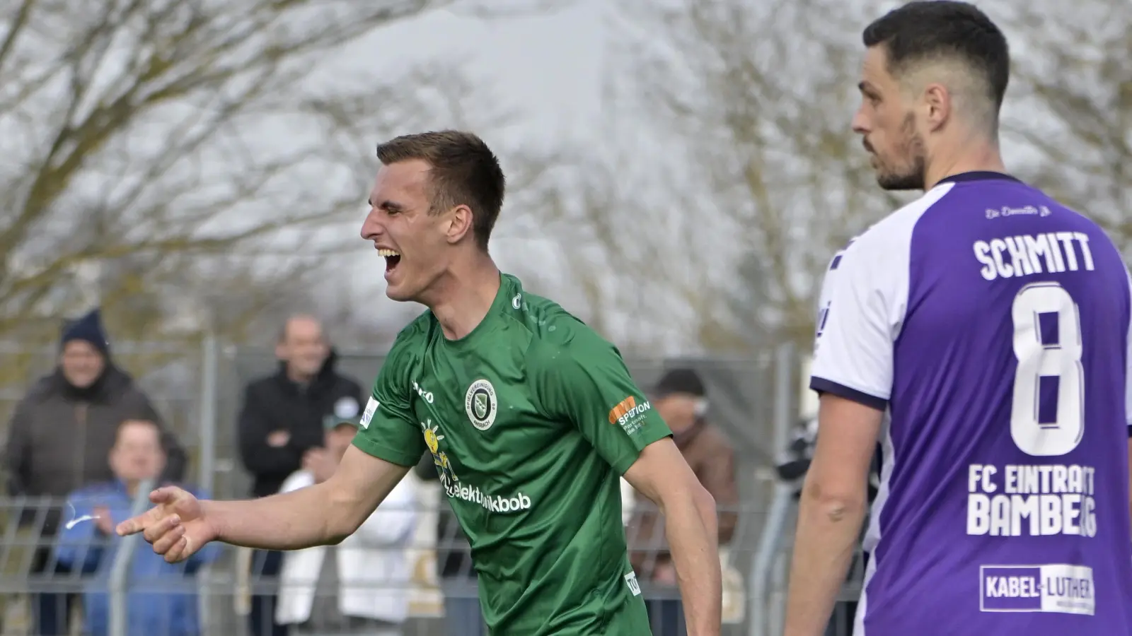 Hat derzeit viel Spaß im Trikot der SpVgg Ansbach: Lukas Oberseider (links, hier im Spiel gegen Bamberg) war für den Trainer in Schweinfurt der Mann des Spiels. (Foto: Martin Rügner)