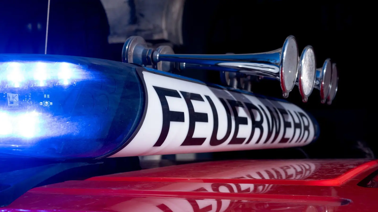 Die Feuerwehr rückte in der Nacht zu einem Brand in einem Wohnhaus in Nürnberg aus. (Symbolbild) (Foto: Niklas Treppner/dpa)