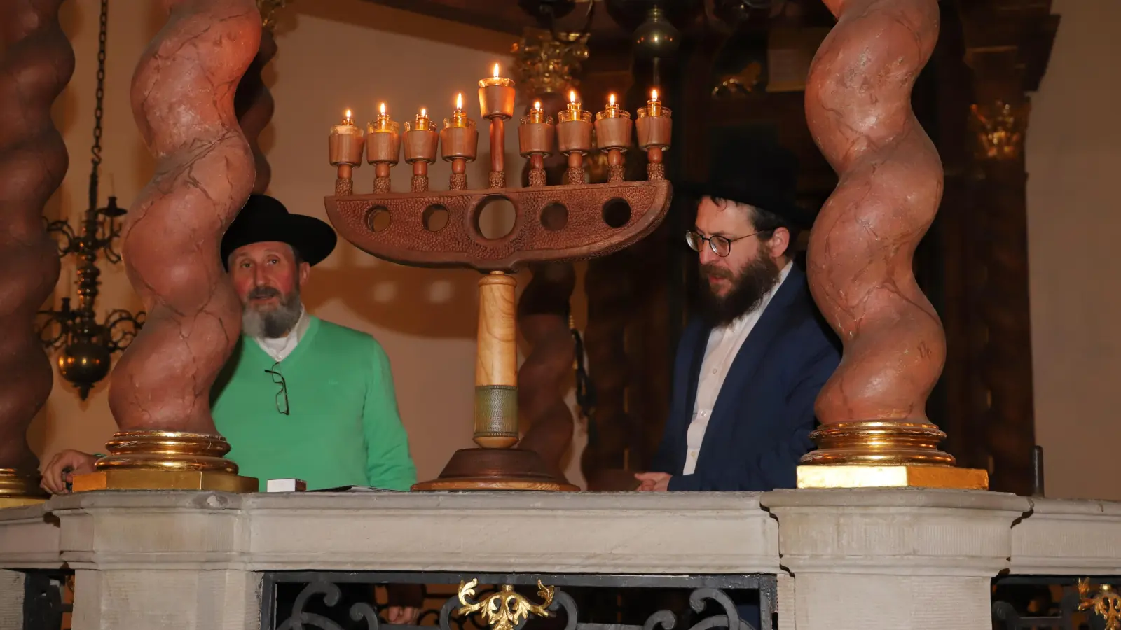 Aleksandr Palkin (links) und Rabbiner Eliezer Chitrik beten in der Synagoge in Ansbach an der Chanukkia, dem achtflammigen Leuchter.  (Archivbild: Oliver Herbst)