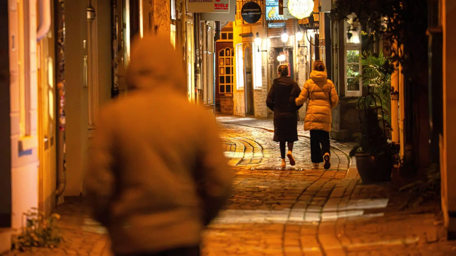 Für viele Mädchen und Frauen ist der Heimweg in der Nacht mit Angst verbunden. (Foto: Sina Schuldt/dpa)