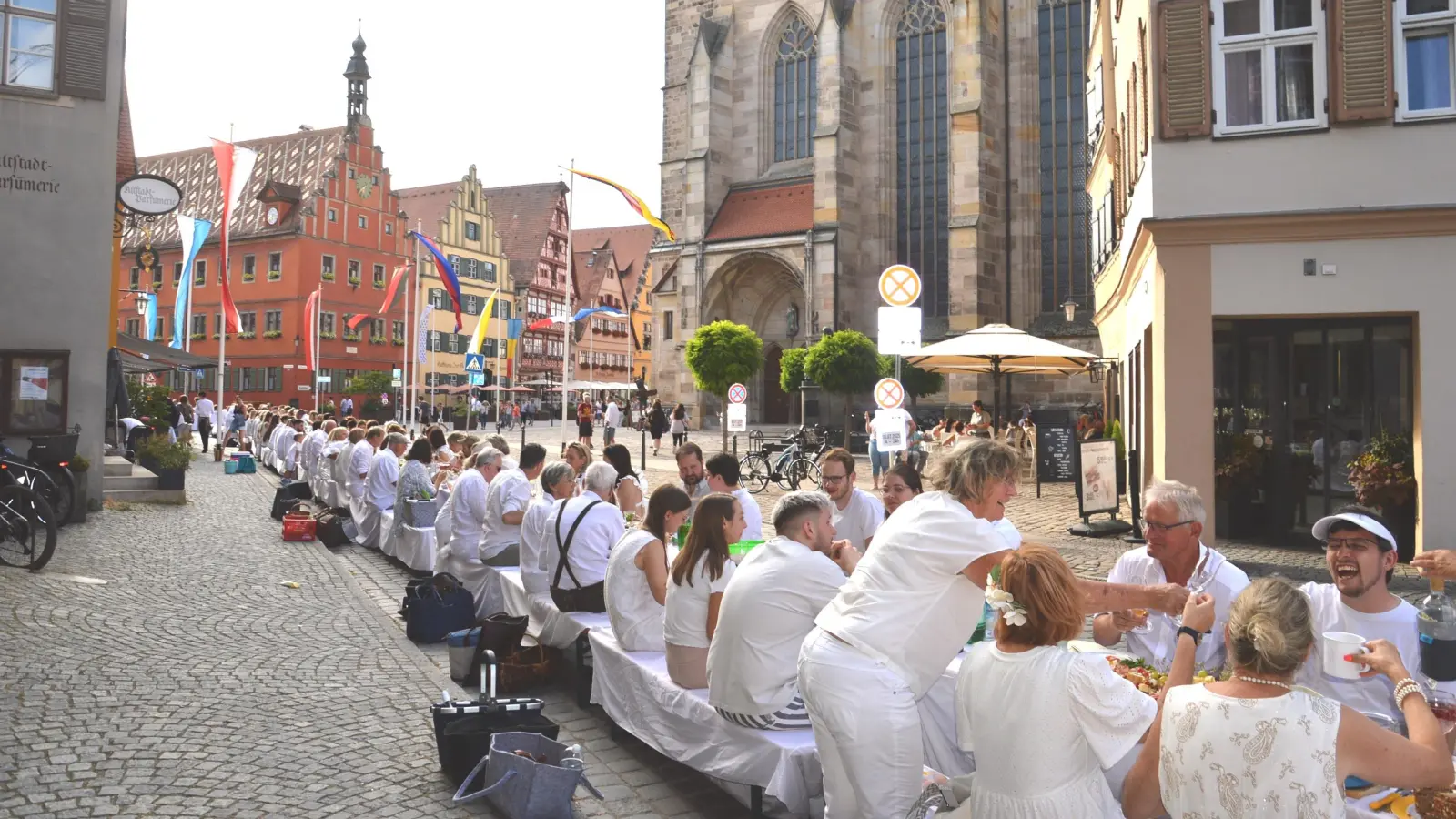 Friedensdinner in Dinkelsbühls Altstadt: Gäste aus nah und fern nahmen an der langen, ganz in Weiß gedeckten Tafel Platz. (Foto: Peter Tippl)
