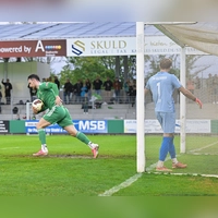 Jetzt aber schnell: Der Ansbacher Dino Nuhanovic trägt nach seinem Tor zum 1:3 den Ball zum Anstoß. Rechts der Buchbacher Torwart Ludwig Zech. (Foto: Martin Rügner)