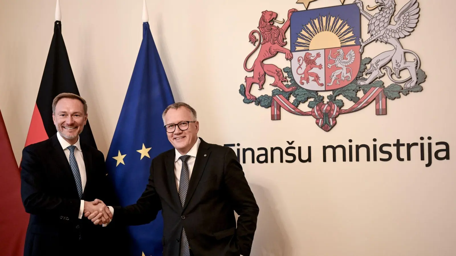 Bundesfinanzminister Christian Lindner wird in Riga von seinem lettischen Amtskollegen Arvils Aseradens (r) empfangen. (Foto: Britta Pedersen/dpa)