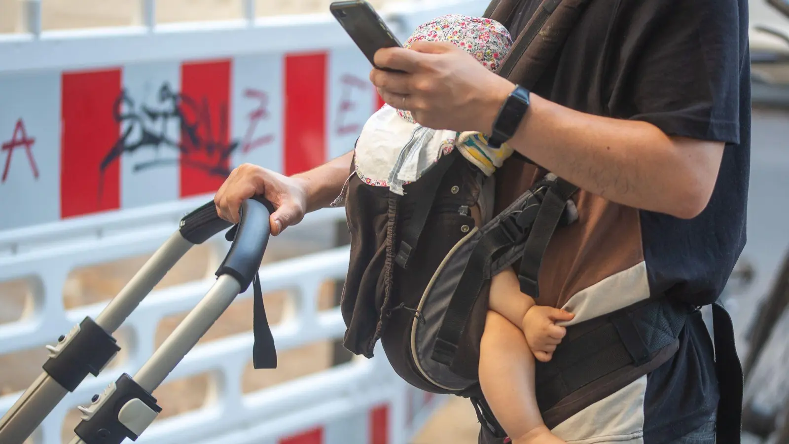 Sorgenfrei dank Elterngeld? In einigen Fällen führt die Lohnersatzleistung zu späteren Steuernachzahlungen. (Foto: Fernando Gutierrez-Juarez/dpa)