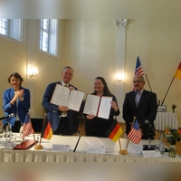 Ansbachs Oberbürgermeister Thomas Deffner und Stadträtin Laura Marie Kubit aus Bay City präsentieren die neu unterschriebenen Partnerschaftsverträge, flankiert von Bürgermeisterin Elke Homm-Vogel (links) und Bürgermeister Dr. Markus Bucka (rechts). (Foto: Winfried Vennemann)